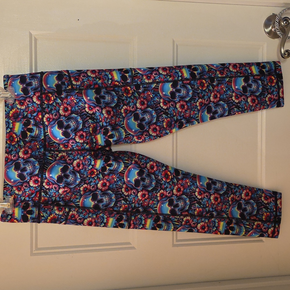 CVG ~ Acid Skulls Medium Capri - Picture 2 of 2